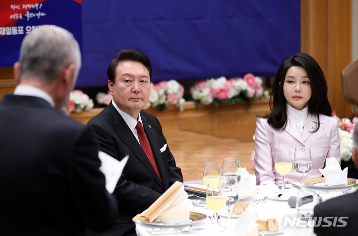 [도쿄=뉴시스] 전신 기자 = 윤석열 대통령과 부인 김건희 여사가 16일 도쿄 한 호텔에서 열린 재일동포 오찬간담회에서 여건이 민단중앙본부 단장의 환영사를 듣고 있다. 2023.03.16. photo1006@newsis.com