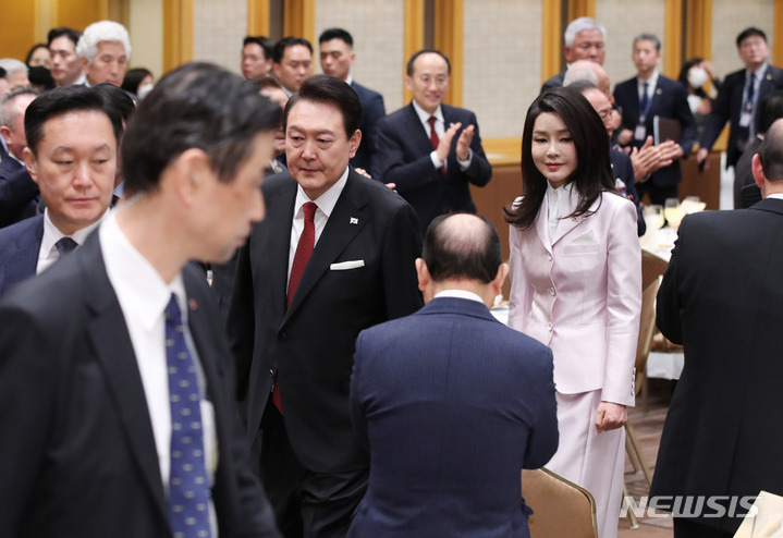 [도쿄=뉴시스] 전신 기자 = 윤석열 대통령과 부인 김건희 여사가 16일 도쿄 한 호텔에서 열린 재일동포 오찬간담회에 입장하고 있다. 2023.03.16. photo1006@newsis.com