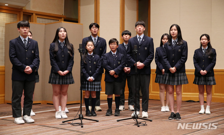 [도쿄=뉴시스] 전신 기자 = 16일 도쿄 한 호텔에서 열린 재일동포 오찬간담회에서 도쿄한국학교학생합창단이 애국가를 제창하고 있다. 2023.03.16. photo1006@newsis.com