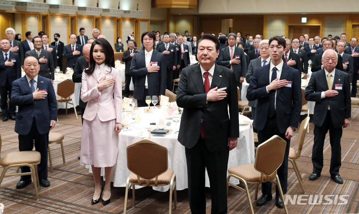 [도쿄=뉴시스] 전신 기자 = 윤석열 대통령과 부인 김건희 여사가 16일 도쿄 한 호텔에서 열린 재일동포 오찬간담회에서 국기에 대한 경례를 하고 있다. 2023.03.16. photo1006@newsis.com