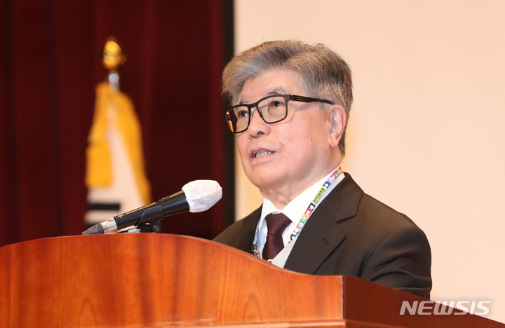 [세종=뉴시스] 김종수 글로컬대학위원회 위원장이 지난달 16일 세종시 정부세종청사에서 열린 글로컬대학30 추진방안(시안) 공청회에서 발언하고 있다. (사진=뉴시스DB). 2023.04.18. photo@newsis.com