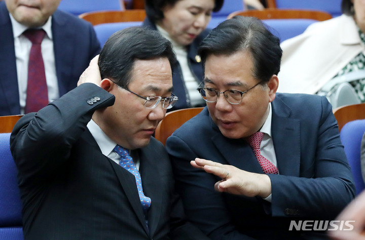 [서울=뉴시스] 추상철 기자 = 주호영 국민의힘 원내대표가 지난 16일 오후 서울 여의도 국회에서 열린 정책의원총회에 참석해 송언석 원내수석부대표와 대화하고 있다. 2023.03.16. scchoo@newsis.com