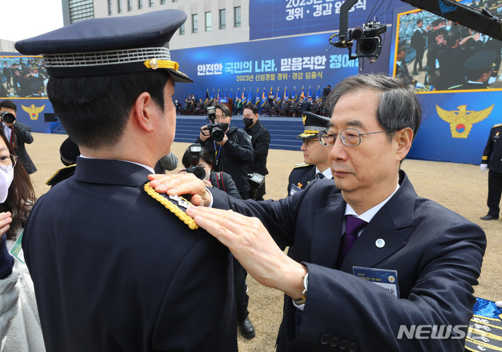 [아산=뉴시스] 배훈식 기자 = 한덕수 국무총리가 16일 오후 충남 아산시 경찰대학에서 열린 2023년 신임경찰 경위, 경감 임용식에 참석해 임용자에게 계급장을 달아주고 있다. 2023.03.16. dahora83@newsis.com