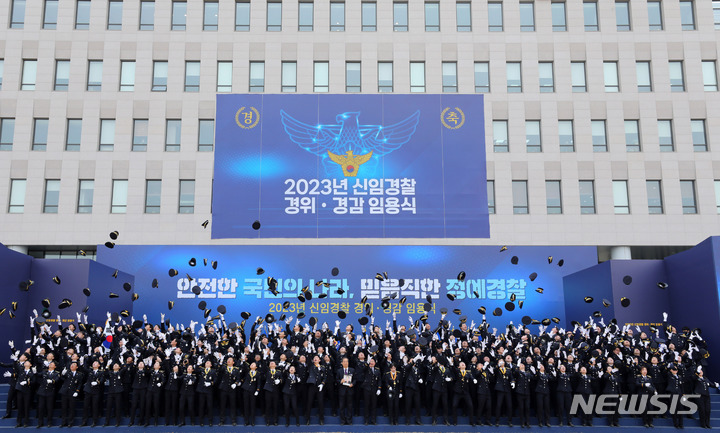 [아산=뉴시스] 배훈식 기자 = 한덕수 국무총리가 16일 오후 충남 아산시 경찰대학에서 열린 2023년 신임경찰 경위, 경감 임용식에 참석해 임용자들과 기념촬영을 하고 있다. 2023.03.16. dahora83@newsis.com