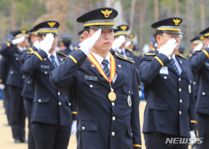 [아산=뉴시스] 배훈식 기자 = 2023년 신임경찰 경위, 경감 임용자들이 16일 오후 충남 아산시 경찰대학에서 열린 임용식에 참석한 부모님과 가족에게 경례하고 있다. 2023.03.16. dahora83@newsis.com