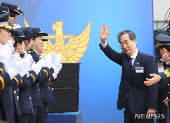 [아산=뉴시스] 배훈식 기자 = 한덕수 국무총리가 16일 오후 충남 아산시 경찰대학에서 열린 2023년 신임경찰 경위, 경감 임용식에 참석해 손을 흔들고 있다. 2023.03.16. dahora83@newsis.com