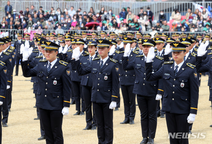 [아산=뉴시스] 배훈식 기자 = 2023년 신임경찰 경위, 경감 임용자들이 16일 오후 충남 아산시 경찰대학에서 열린 임용식에 참석해 임용 선서를 하고 있다. 2023.03.16. dahora83@newsis.com
