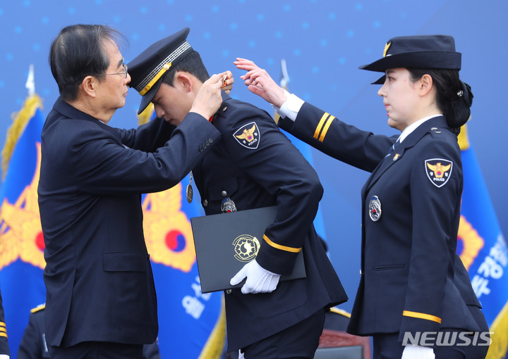 [아산=뉴시스] 배훈식 기자 = 한덕수 국무총리가 16일 오후 충남 아산시 경찰대학에서 열린 2023년 신임경찰 경위, 경감 임용식에 참석해 대통령상을 전수하고 있다. 2023.03.16. dahora83@newsis.com