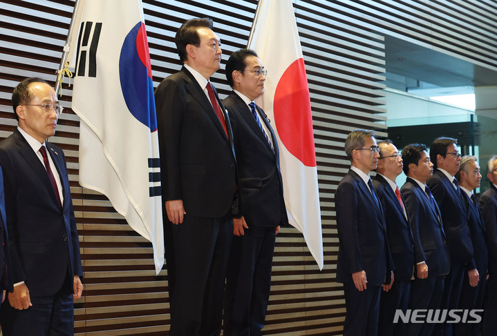 [도쿄=뉴시스] 전신 기자 = 일본 정부는 27일 우리나라를 일본 수출무역관리령 별표 제3의 국가(그룹 A·속칭 '화이트리스트')에 추가하는 개정안을 각의에서 의결했다. 사진은 윤석열 대통령과 기시다 후미오 일본 총리. 2023.03.16. photo1006@newsis.com