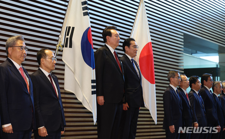 [도쿄=뉴시스] 전신 기자 = 윤석열 대통령과 기시다 후미오 일본 총리가 16일 도쿄 총리 관저에서 의장대 사열에 앞서 양국 국가 연주를 듣고 있다. 2023.03.16. photo1006@newsis.com