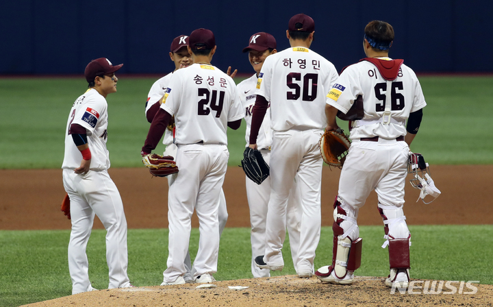 [서울=뉴시스] 최진석 기자 = 16일 서울 고척스카이돔에서 열린 2023 신한은행 쏠 KBO리그 시범경기 KIA 타이거즈와 키움 히어로즈의 경기에서 3-2로 승리를 거둔 키움 히어로즈 선수들이 기뻐하고 있다. 2023.03.16. myjs@newsis.com