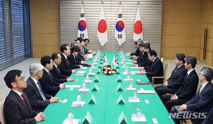 [도쿄=뉴시스] 전신 기자 = 윤석열 대통령과 기시다 후미오 일본 총리가 16일 도쿄 총리 관저에서 한일 확대정상회담을 하고 있다. 2023.03.16. photo1006@newsis.com