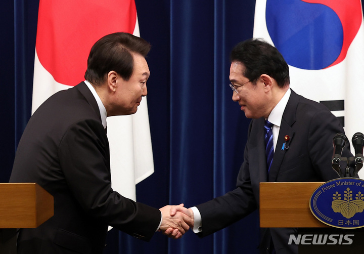 [도쿄=뉴시스] 전신 기자 = 윤석열 대통령과 기시다 후미오 일본 총리가 16일 도쿄 총리 관저에서 열린 한일 정상 공동 기자회견을 마친 후 악수하고 있다. 2023.03.16. photo1006@newsis.com