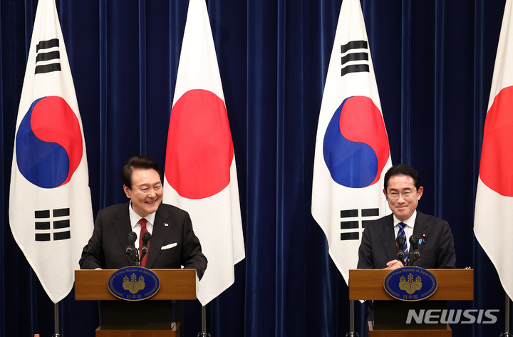 [도쿄=뉴시스] 전신 기자 = 윤석열 대통령과 기시다 후미오 일본 총리가 16일 도쿄 총리 관저에서 열린 한일 정상회담을 마친 후 공동 기자회견을 하고 있다. 2023.03.16. photo1006@newsis.com