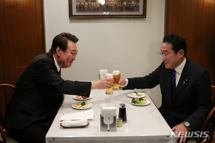 [도쿄=뉴시스] 전신 기자 = 윤석열 대통령과 기시다 후미오 일본 총리가 16일 친교 만찬을 마치고 도쿄 한 식당으로 자리를 옮겨 건배하고 있다. 2023.03.16. photo1006@newsis.com