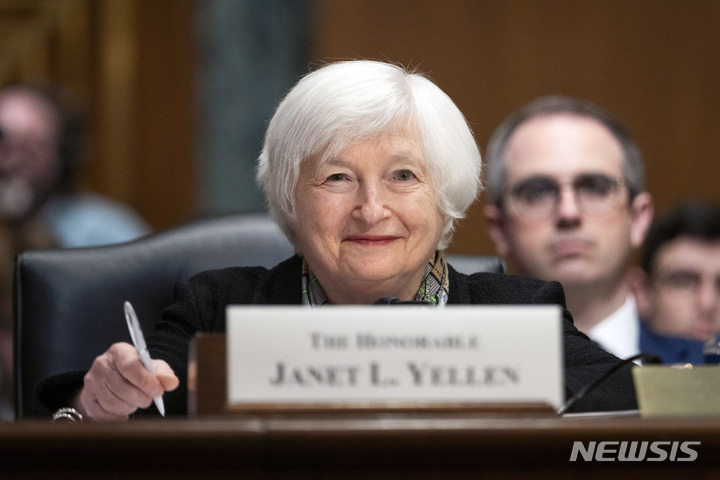 [워싱턴=AP/뉴시스] 재닛 옐런 미 재무장관이 16일(현지시간) 워싱턴 의사당에서 열린 상원 금융위원회 청문회에 출석해 증언하고 있다. 옐런 장관은 실리콘밸리은행(SVB) 폐쇄와 관련해 "미국의 금융 시스템은 건재하며 국민은 필요시 언제든 예금을 인출할 수 있다"라고 말했다. 2023.03.17.