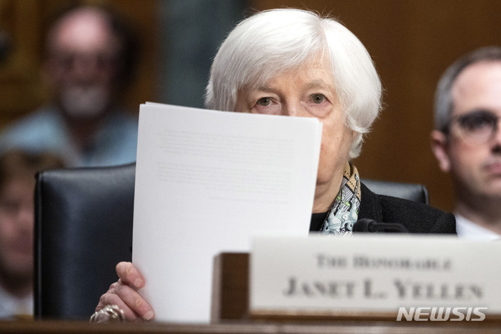 [워싱턴=AP/뉴시스] 재닛 옐런 미 재무장관이 16일(현지시간) 워싱턴 의사당에서 열린 상원 금융위원회 청문회에 출석해 증언하고 있다. 옐런 장관은 실리콘밸리은행(SVB) 폐쇄와 관련해 "미국의 금융 시스템은 건재하며 국민은 필요시 언제든 예금을 인출할 수 있다"라고 말했다. 2023.03.17.