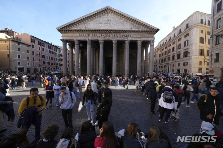 [로마=AP/뉴시스] 이탈리아 로마 유적지 판테온에서 25일(현지 시간) 일본인 관광객이 추락사하는 사건이 발생했다. (사진=뉴시스DB) 2025.10.26.