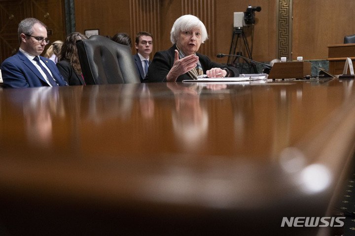 [워싱턴=AP/뉴시스] 재닛 옐런 미 재무장관이 16일(현지시간) 워싱턴 의사당에서 열린 상원 금융위원회 청문회에 출석해 증언하고 있다. 옐런 장관은 실리콘밸리은행(SVB) 폐쇄와 관련해 "미국의 금융 시스템은 건재하며 국민은 필요시 언제든 예금을 인출할 수 있다"라고 말했다. 2023.03.17.