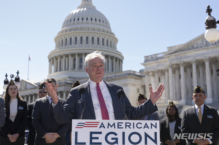 [워싱턴= AP/뉴시스] 팀 케인 민주당 상원의원이 2001년 9.11 테러 직후에 부여된 대통령의 전쟁 결정권 폐기안 상정에 관련해 해외파견 미군 재향군인회 아메리칸 리전 대표들과 함께 3월16일 워싱턴의 의사당 앞에서 기자회견을 하는 장면.&nbsp; 