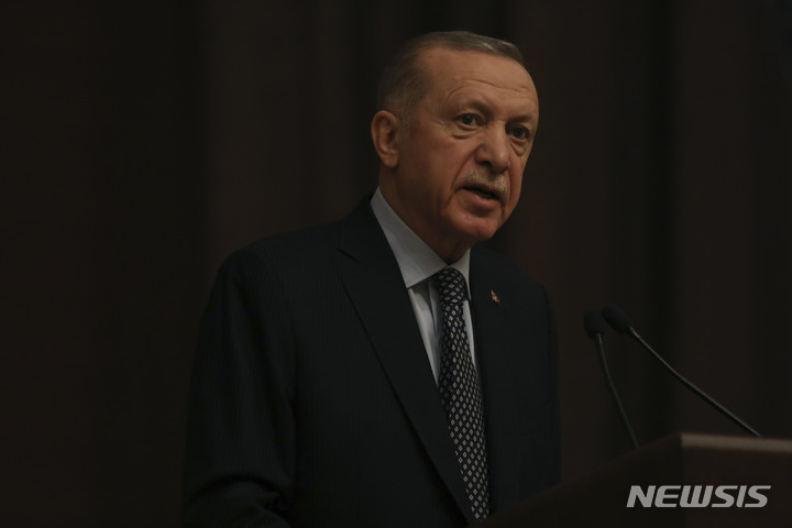 [앙카라=AP/뉴시스]지난 16일(현지시간) 레제프 타이이프 에르도안 튀르키예 대통령이 앙카라에서 열리는 튀르크 국가기구(OTS) 정상회의에 참석해 연설하고 있다. 2023.03.19.