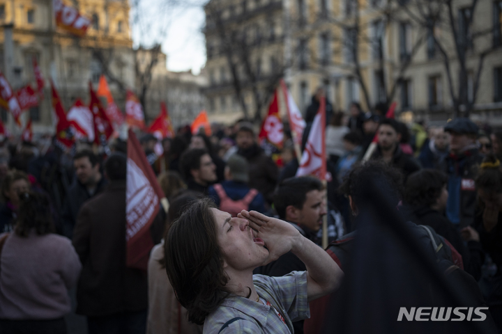 [마르세유=AP/뉴시스] 한 학생이 16일(현지시간) 프랑스 마르세유에서 열린 시위에서 소리치고 있다. 엠마누엘 마크롱 프랑스 대통령은 정년을 64세로 연장하는 연금 개혁안을 하원 표결을 거치지 않고 바로 입법할 수 있는 헌법 조항을 사용했다. 2023.03.17.