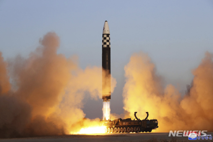 [평양=AP/뉴시스] 북한 조선중앙통신이 제공한 사진에 16일 북한군이 평양 순안 일대에서 대륙간탄도미사일(ICBM)을 시험 발사하고 있다. 2023.03.17.