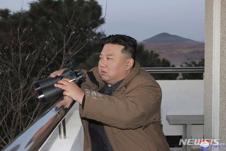 [평양=AP/뉴시스] 북한 조선중앙통신이 제공한 사진에 김정은 북한 국무위원장이 16일 평양 순안 국제비행장에서 대륙간탄도미사일(ICBM)의 시험 발사를 지켜보고 있다. 2023.03.17.