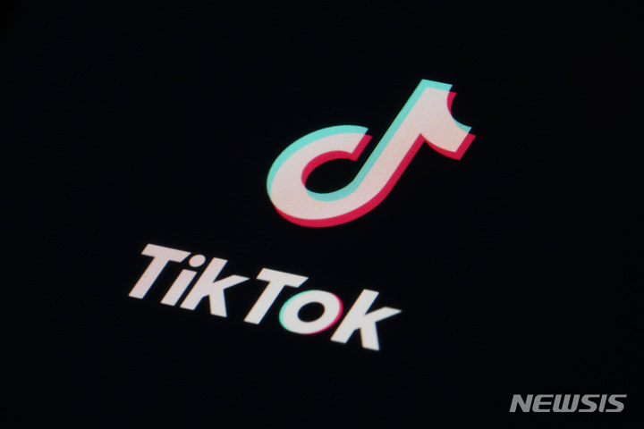 [마플타운십(미 펜실베이니아주)=AP/뉴시스] 중국의 동영상 플랫폼 틱톡이 미국 정부의 퇴출 압박에 불안감을 갖고 있는 광고주 달래기에 나섰다. 지난 2월28일 미 펜실베이니아주 마플타운십에서 한 휴대전화에 틱톡 아이콘이 보이고 있다. 2023.3.17