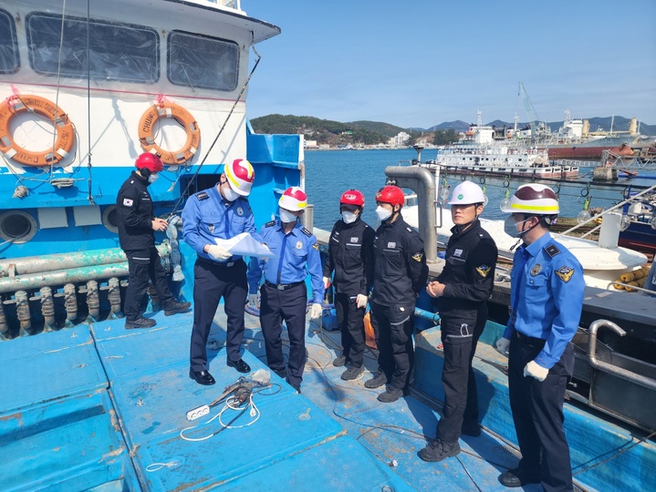 [통영=뉴시스] 신정철 기자= 주용현 통영해양경찰서장은 지난 16일 통영시 동호동 경비함정부두에서 최일선 현장부서 구조요원들과 함께 복합적 상황대처 능력 증대를 위한 관숙(눈이나 손에 익다) 훈련을 실시했다.(사진=통영해경 제공).2023.03.17. photo@newsis.com *재판매 및 DB 금지