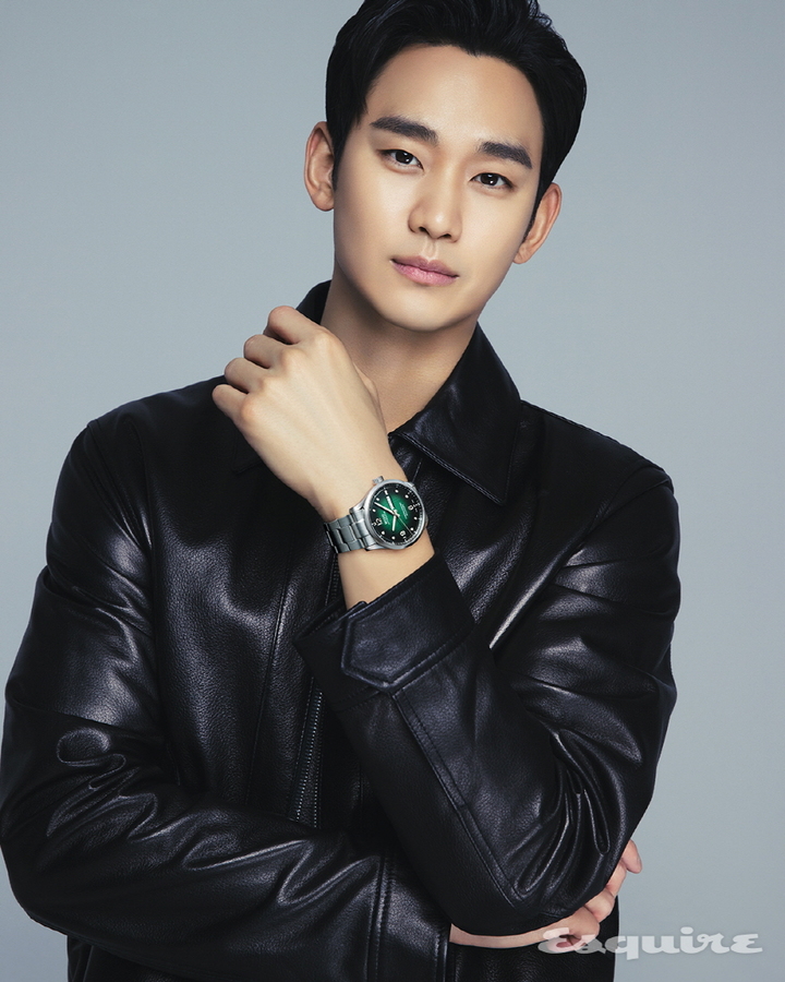 김수현, 노란 니트도 잘 어울리네…화보 공개