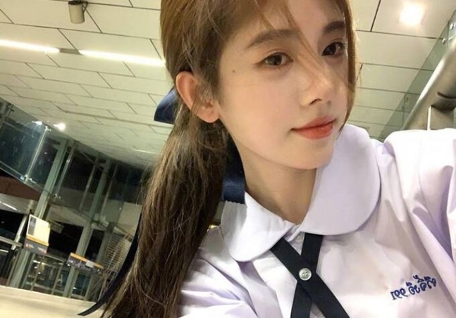 태국 교복을 입은 중국 가수 쥐징이. (캡처=방콕포스트) *재판매 및 DB 금지