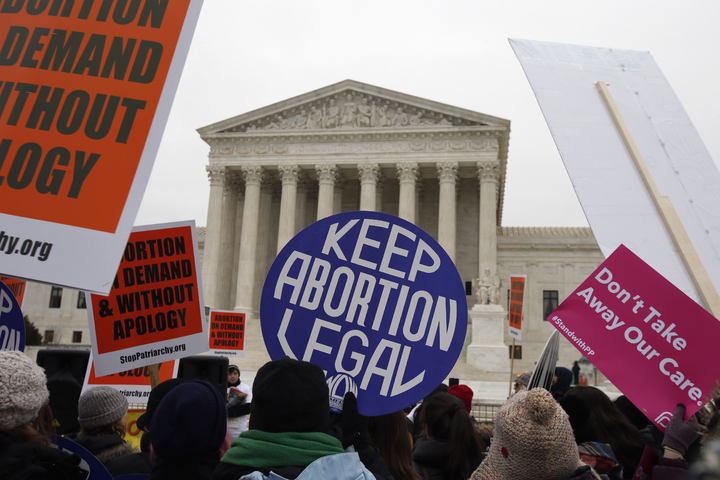 [워싱턴=AP/뉴시스]미국 대법원이 낙태금지법을 시행한 아이다호주에서 응급 낙태 수술은 허용한다는 결정을 내렸다고 미국 언론들이 27일(현지시각) 보도했다. 사진은2016년 1월 22일 워싱턴의 미국 대법원 앞에서 열린 '2016 생명을 위한 행진'에서 낙태권 찬성 표지판을 들고 있는 모습. 2023.06.28. *재판매 및 DB 금지
