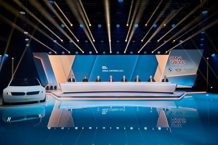 [서울=뉴시스] BMW 그룹 경영이사회 보드멤버와 올리버 집세 BMW 그룹 회장(왼쪽에서 다섯 번째).(사진=BMW그룹코리아) 2023.3.17 photo@newsis.com *재판매 및 DB 금지