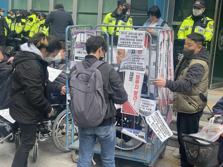 [서울=뉴시스] 김진엽 기자 = 박경석 전국장애인차별철폐연대(전장연) 대표가 17일 서울 종로구 서울경찰청 앞에서 기자회견에 나서기 전 이동형 철창에 들어서는 모습. 2023.03.17 *재판매 및 DB 금지