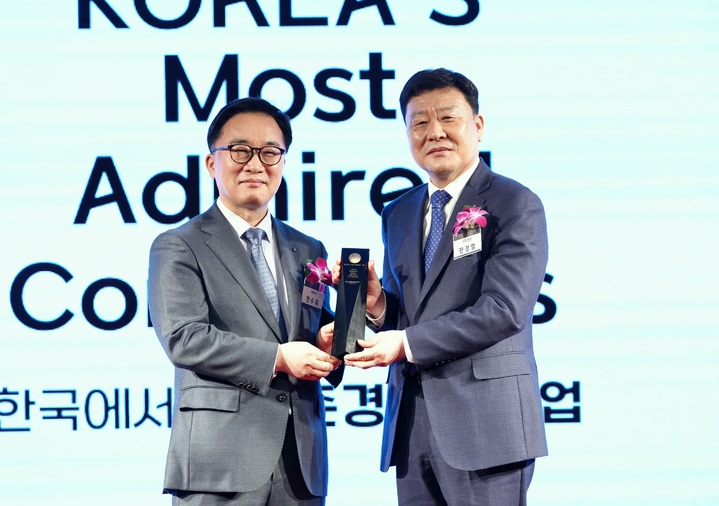 [서울=뉴시스]17일 서울 여의도 콘래드호텔에서 열린 '한국에서 가장 존경받는 기업' 시상식에서 편정범 교보생명 대표이사 사장(사진 오른쪽)이 수상 및 기념촬영을 하고 있다.(사진=교보생명 제공)2023.03.17 photo@newsis.com *재판매 및 DB 금지