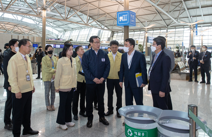 [서울=뉴시스] 어명소 국토교통부 2차관이 17일 인천공항에 방문해 전날 공항 쓰레기통에서 실탄이 발견된 것과 관련해 보고를 받고 있다. (사진=국토교통부 제공) 2023.03.17. photo@newsis.com *재판매 및 DB 금지