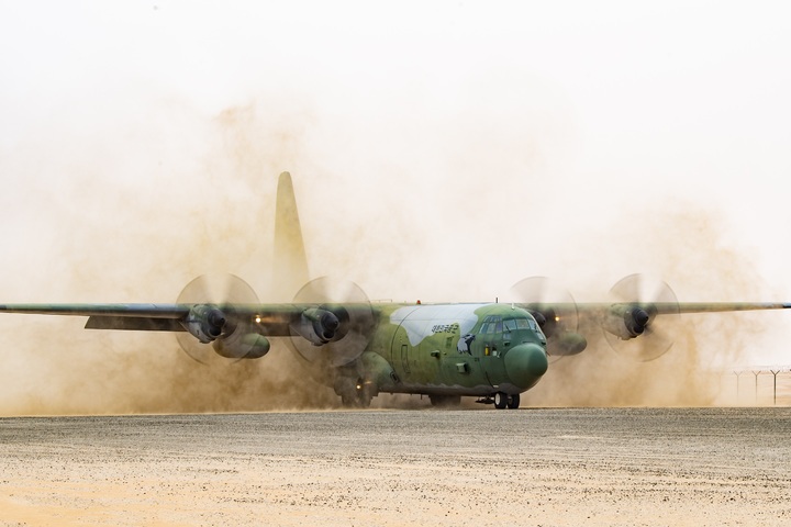 [서울=뉴시스] 우리 공군의 C-130 수송기가 험지 이착륙 훈련에서 비포장 활주로에 착륙하고 있다. 공군은 2월 26일부터 3월 17일까지 UAE 아부다비의 알 다프라(Al Dhafra) 기지에서 UAE 공군사령부가 주관하는 다국적 연합훈련인 '23년 데저트 플래그(Desert Flag) 훈련'에 참가했다. (사진=공군) 2023.03.17. photo@newsis.com  *재판매 및 DB 금지