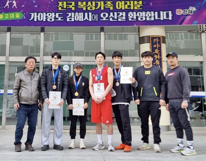 2023년 대한복싱협회장배 전국종별복싱대회에서 금메달 1개, 은메달 2개, 동메달 1개를 획득한 충주시청 복싱팀이 기념촬영하고 있다. (왼쪽부터) 김성일 감독, 이수민·김채원·김강태·이동진·임완수 선수, 손용국 트레이너. (사진=충주시 제공) *재판매 및 DB 금지