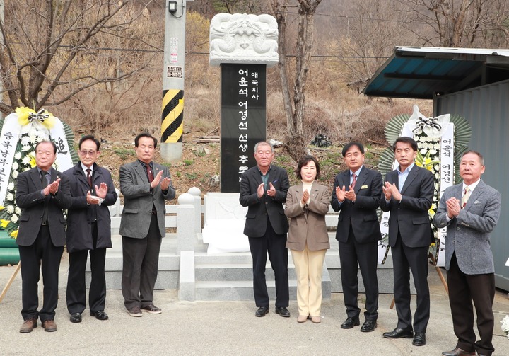 [보은=뉴시스] 안성수 기자 = 항일 애국지사 여윤석, 어경선 선생의 추모비 건립 제막식이 17일 충북 보은군 마로면 오천리에서 열렸다. 추모비는 부자 애국지사의 정신을 기리기 위해 오천2리 마을에서 부지를 제공하고, 유족회가 세웠다. (사진=보은군 제공) 2023.3.17. photo@newsis.com *재판매 및 DB 금지