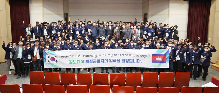 [괴산=뉴시스] 외국인 계절근로자 입국 환영식. (사진=괴산군 제공) photo@newsis.com *재판매 및 DB 금지