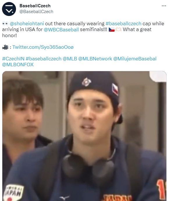 마이애미 공항에 도착한 일본 야구대표팀 오타니가 체코 대표팀 모자를 쓰고 있다. (사진=체코야구협회 트위터 캡처) *재판매 및 DB 금지