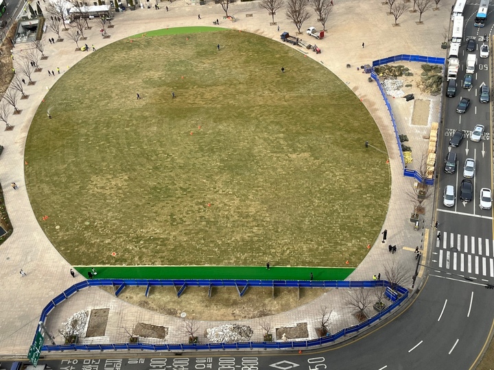 [서울=뉴시스]잔디식재 완료한 서울광장.(사진=서울시 제공) *재판매 및 DB 금지