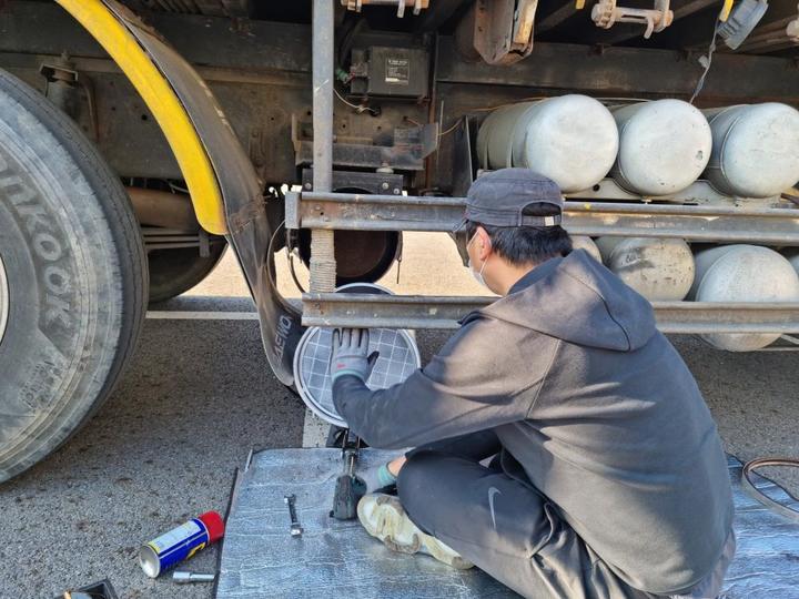 [서울=뉴시스]경유차 필터클리닝 작업.(사진=서울시 제공)&nbsp; *재판매 및 DB 금지