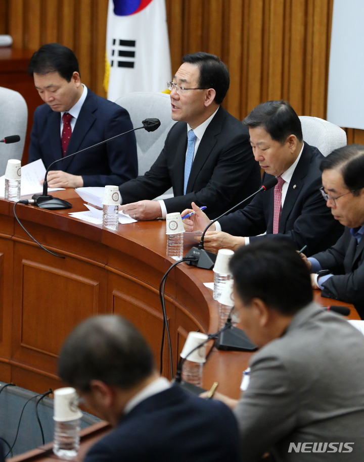 [서울=뉴시스] 추상철 기자 = 주호영 국민의힘 원내대표가 17일 오전 서울 여의도 국회에서 열린 원내대책회의에서 발언하고 있다. 2023.03.17. scchoo@newsis.com