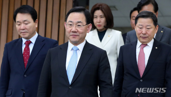 [서울=뉴시스] 추상철 기자 = 주호영 국민의힘 원내대표가 17일 오전 서울 여의도 국회에서 열린 원내대책회의에 참석하고 있다. 2023.03.17. scchoo@newsis.com