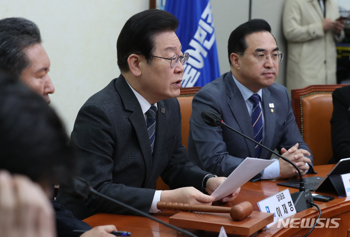 [서울=뉴시스] 이영환 기자 = 이재명 더불어민주당 대표가 17일 오전 서울 여의도 국회에서 열린 최고위원회의에서 발언을 하고 있다. 2023.03.17. 20hwan@newsis.com