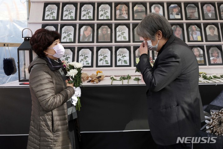 [서울=뉴시스] 김선웅 기자 = 일본 아카시 시(市) 불꽃축제 육교 압사사고 유족인 시모무라 세이지(下村 誠治 씨가 17일 서울광장에 마련된 이태원 참사 합동분향소를 방문해 희생자들을 추모한 뒤 유가족을 위로하고 있다. 2023.03.17. mangusta@newsis.com