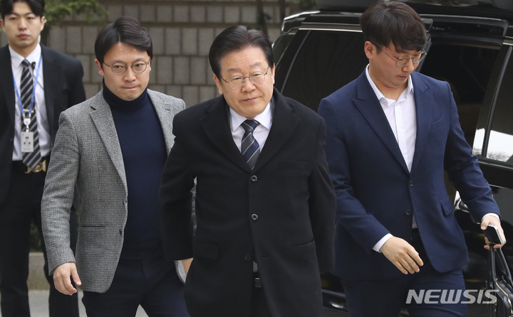 [서울=뉴시스] 최진석 기자 = 이재명 더불어민주당 대표가 17일 서울 서초구 서울중앙지법에서 열린 '고 김문기·백현동 허위 발언' 공직선거법 위반 혐의 관련 2차 공판에 출석하고 있다. 2023.03.17. myjs@newsis.com