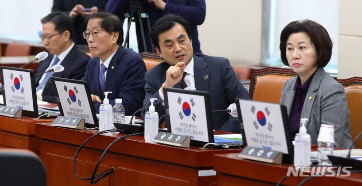 [서울=뉴시스] 추상철 기자 = 안규백 더불어민주당 의원이 지난 3월17일 오전 서울 여의도 국회에서 국방위원회 전체회의 개의가 지연되자 한기호 국방위원장에게 항의하고 있다. 이날 더불어민주당 의원들은 노트북에 태극기 문양과 함께 역사 관련 메시지를 부착해 위원장이 개의를 하지 않아 회의가 지연됐다. 2023.03.17. scchoo@newsis.com